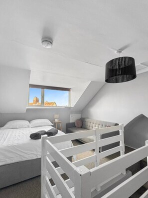 1 bedroom, iron/ironing board, free WiFi, bed sheets - Sleeps 5-1Bedroom Apartment with Bath– Walking Distance to Grantham Town Centre! (Grantham)