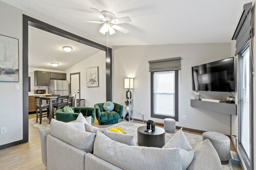 5 mins to Grand Park, 15 mins to Ruoff, pet-friendly, peaceful environment!