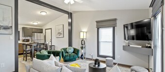 5 mins to Grand Park, 15 mins to Ruoff, pet-friendly, peaceful environment!