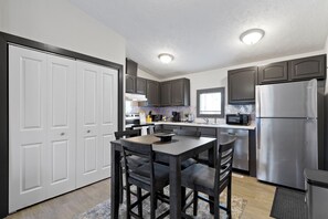 Fridge, microwave, oven, stovetop - 5 mins to Grand Park, 15 mins to Ruoff, pet-friendly, peaceful environment! (westfield)