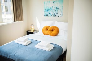 Apartment | Living area | 25-inch flat-screen TV with cable channels - Alphabet Apartments Westersingel (Rotterdam)