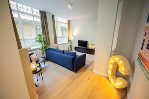 Apartment | Living area | 25-inch flat-screen TV with cable channels - Alphabet Apartments Westersingel (Rotterdam)