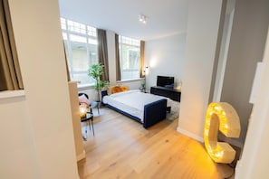 Apartment | Living area | 25-inch flat-screen TV with cable channels - Alphabet Apartments Westersingel (Rotterdam)