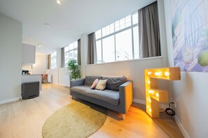 Apartment | Living area | 25-inch flat-screen TV with cable channels - Alphabet Apartments Westersingel (Rotterdam)