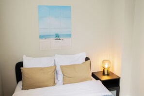 Apartamento básico | Sala de estar | TV de tela plana 25 polegadas com canais a cabo