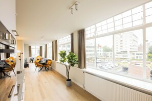 Apartment | Living room | 25-inch flat-screen TV with cable channels - Alphabet Apartments Westersingel (Rotterdam)