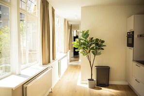 Apartment | Living area | 25-inch flat-screen TV with cable channels - Alphabet Apartments Westersingel (Rotterdam)