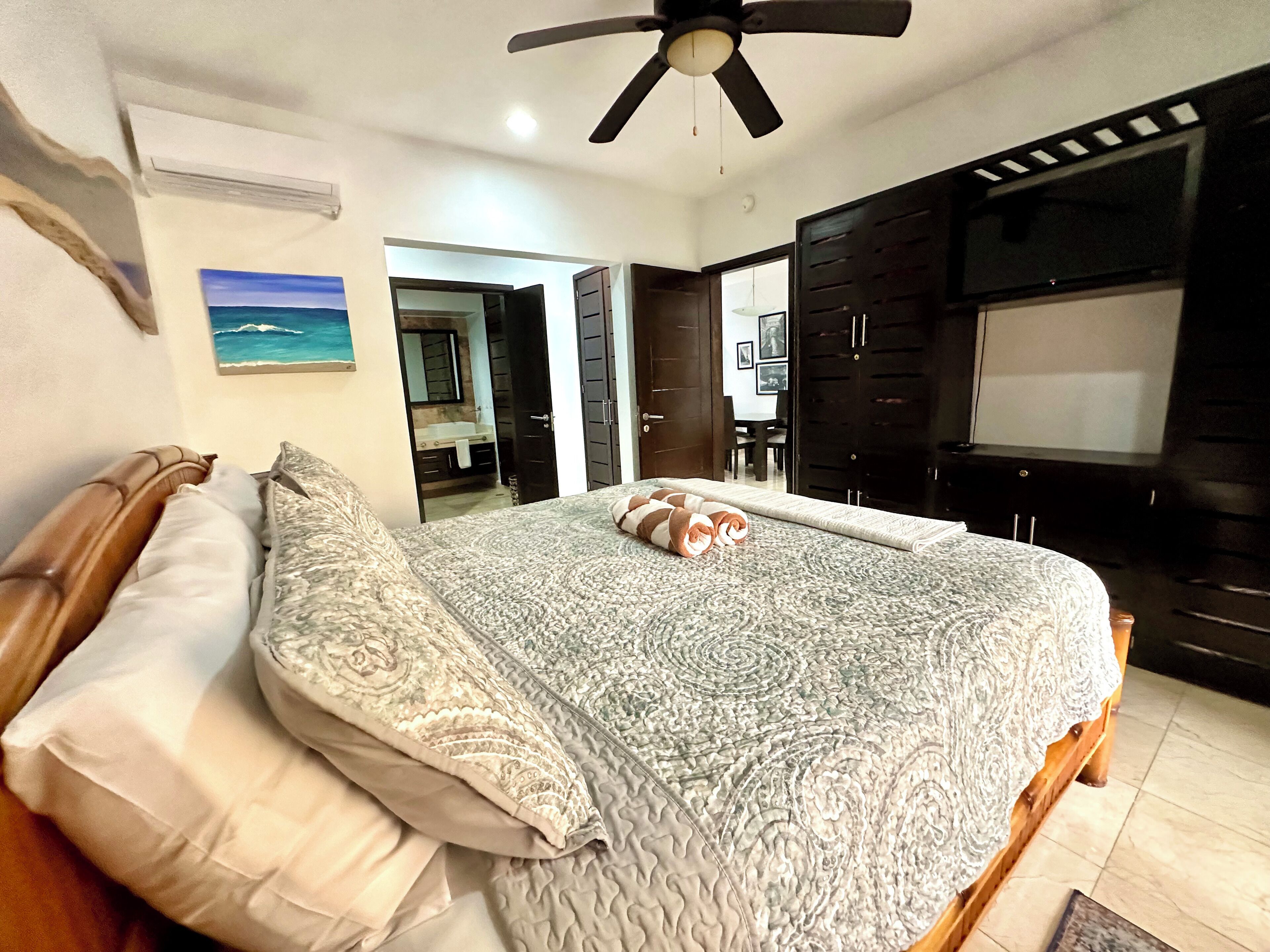 2 soverom, safe på rommet, blendingsgardiner og strykejern/-brett