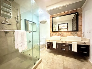 Dusche, Haartrockner, Handtücher, Seife