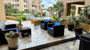 Leilighet – deluxe, 2 soverom, bassengutsikt | Terrasse/patio