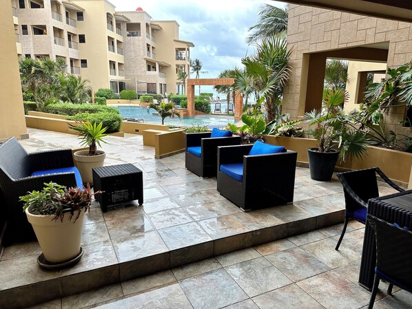 Deluxe-Apartment, 2 Schlafzimmer, Poolblick | Terrasse/Patio