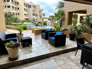 Apartamento Deluxe, 2 habitaciones, vistas a la piscina | Terraza o patio