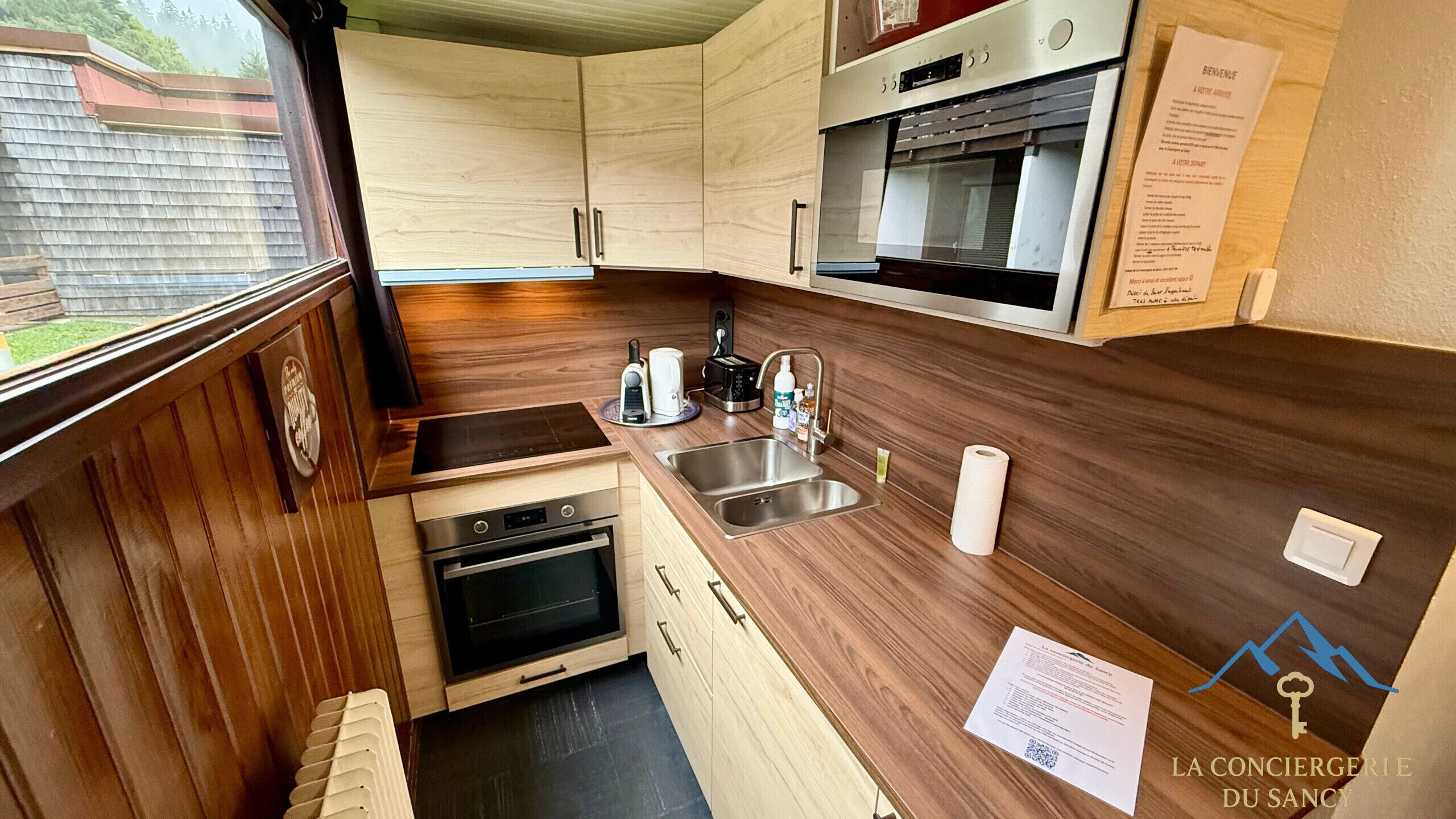 Kühlschrank, Mikrowelle, Ofen, Wasserkocher mit Kaffee-/Teezubehör