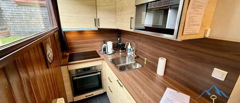 KĂŒhlschrank, Mikrowelle, Ofen, Wasserkocher mit Kaffee-/Teezubehör