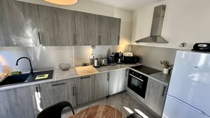 Kjøleskap, mikrobølgeovn, ovn og oppvaskmaskin