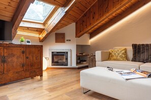 Familienapartment, Mehrere Schlafzimmer, 2 Bäder (Appartamento 3 Camere Letto) | Wohnbereich | Flachbildfernseher