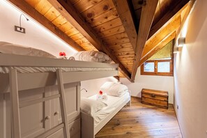 Family Apartment, Multiple Bedrooms, 2 Bathrooms (Appartamento 3 Camere Letto) | 3 bedrooms, iron/ironing board, free WiFi, bed sheets - Appartamento 3 Camere Letto Courmayeur (Courmayeur)
