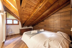Familienapartment, Mehrere Schlafzimmer, 2 Bäder (Appartamento 3 Camere Letto) | 3 Schlafzimmer, Bügeleisen/Bügelbrett, kostenloses WLAN, Bettwäsche