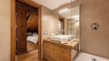 Family Apartment, Multiple Bedrooms, 2 Bathrooms (Appartamento 3 Camere Letto) | Bathroom | Separate tub and shower, hair dryer, bidet, towels