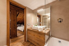Familienapartment, Mehrere Schlafzimmer, 2 Bäder (Appartamento 3 Camere Letto) | Badezimmer | Badewanne und Dusche (separat), Haartrockner, Bidet, Handtücher