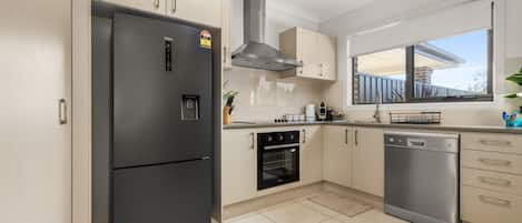 Geladeira, micro-ondas, fogão, cooktop