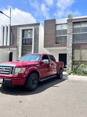 Property grounds - Beautiful complete accommodation in Manta with pool and private condominium. (Manta)