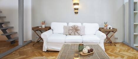 Duplex Studio | Aire de séjour | Téléviseur à écran plat de 55 po avec télévision par satellite