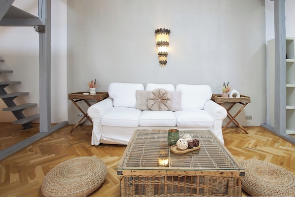 Elite loft | Woonruimte | Een 55-inch flatscreentelevisie met satellietzenders en televisie