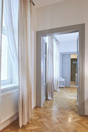 Appartement, 2 slaapkamers | Een kluis op de kamer, verduisterende gordijnen, babybedden (toeslag)