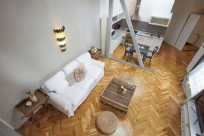 Elite loft | Woonruimte | Een 55-inch flatscreentelevisie met satellietzenders en televisie