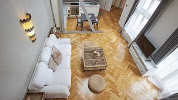 Duplex Studio | Zona de estar | Televisión de pantalla plana de 55 pulgadas con canales por satélite
