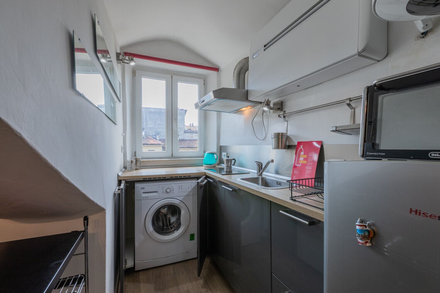 Frigorifero, microonde, forno, bollitore elettrico