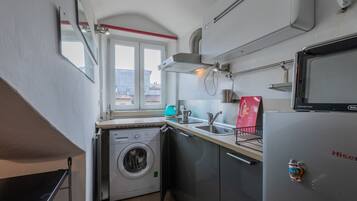 Frigorifero, microonde, forno, bollitore elettrico