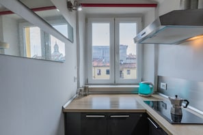 Een koelkast, een magnetron, een oven, een waterkoker