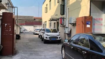المنطقة المحيطة بالمنشأة