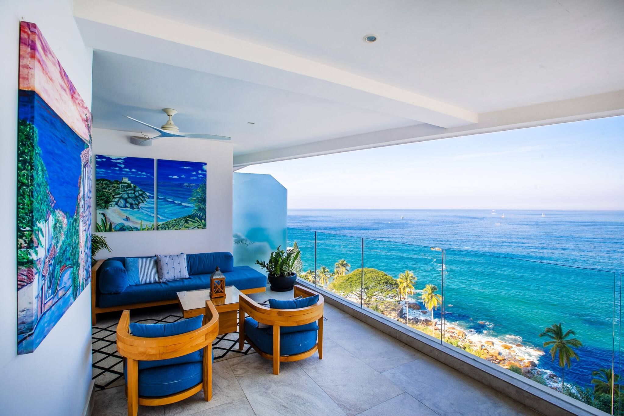 Un salon moderne avec un balcon donnant sur une vue imprenable sur la côte.