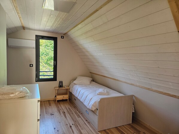 9 bedrooms, bed sheets