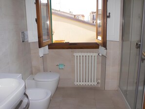 Shower, hair dryer, towels, toilet paper - Ponchielli 8 Vintage Flat (Florence)