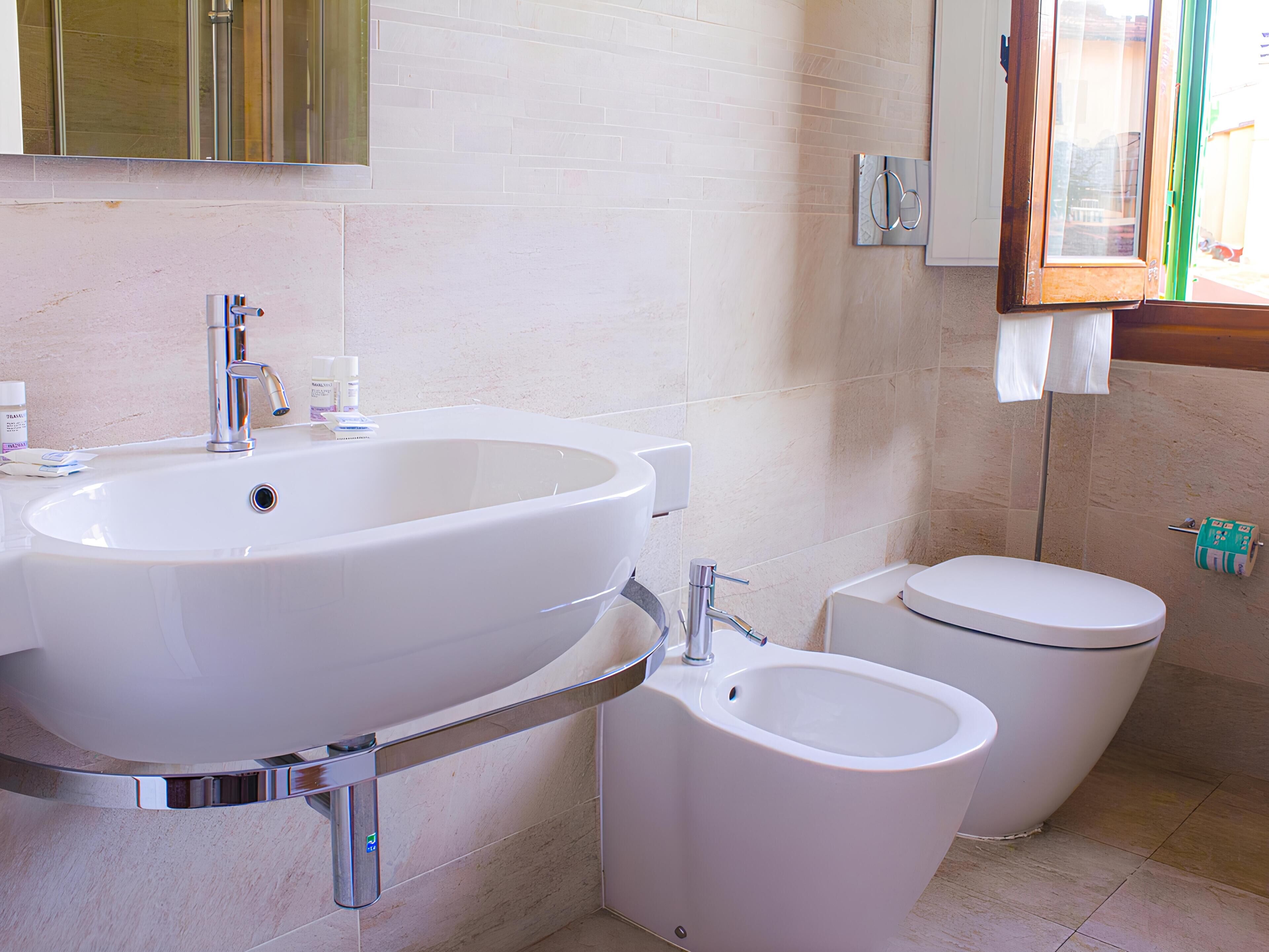 Dusche, Haartrockner, Handtücher, Toilettenpapier