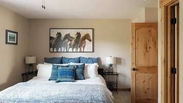 3 slaapkamers, een bureau, een strijkplank/strijkijzer, wifi