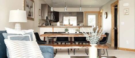 Télévision, cheminée, espaces bureaux