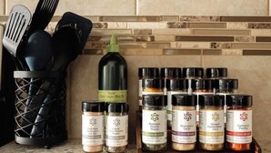 Una encimera de cocina con diversas especias y una botella de aceite de oliva.