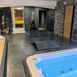 Couples treatment room(s), sauna, hot tub, body treatments