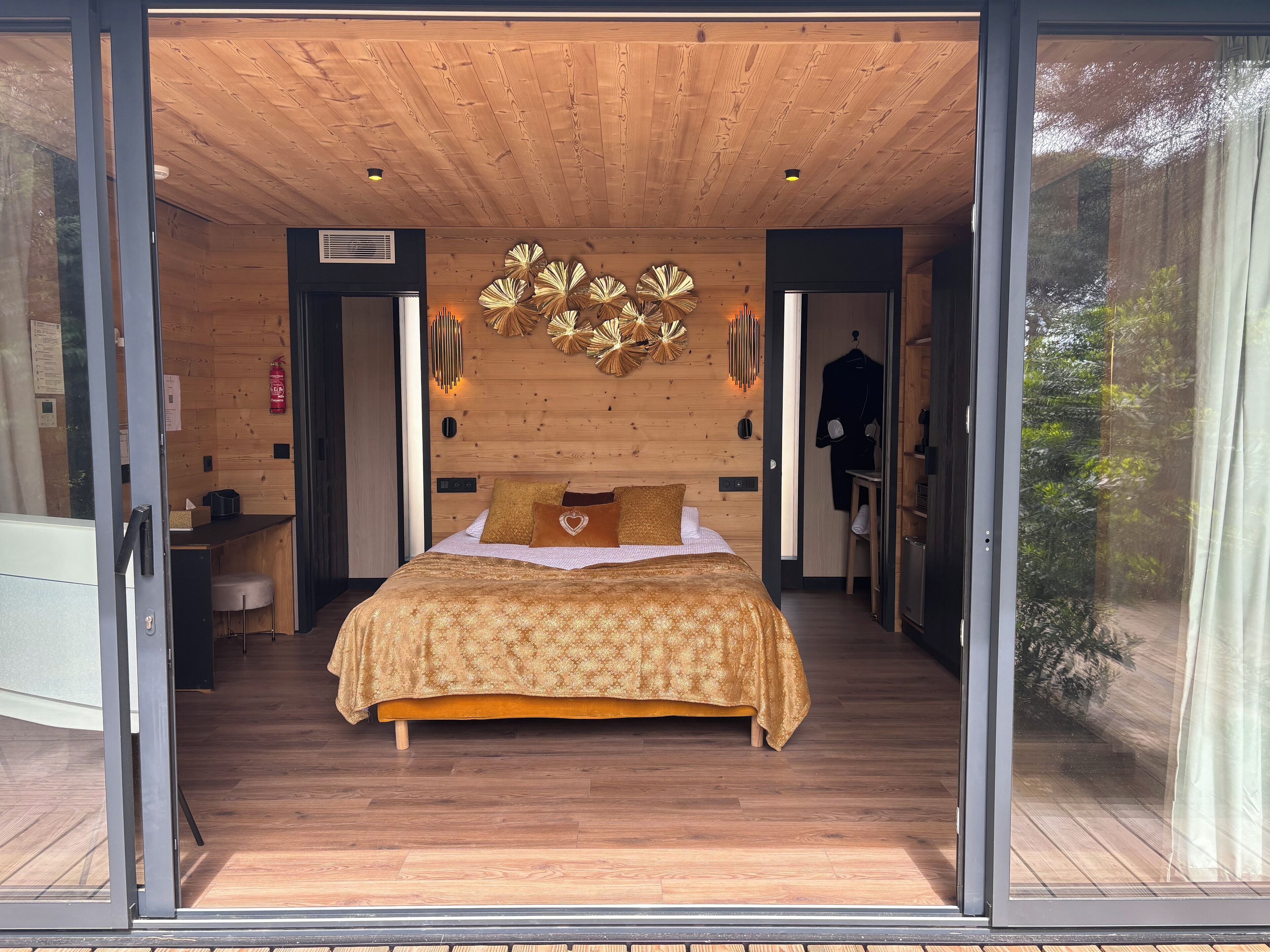 Standaard chalet, uitzicht op tuin | 1 slaapkamer, een kluis op de kamer, een bureau, een laptopwerkplek