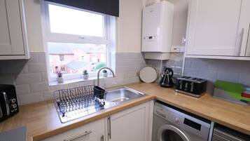 Een koelkast, een magnetron, een oven, een kookplaat