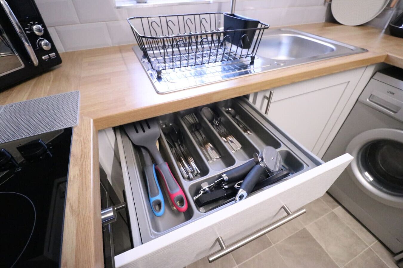 Een koelkast, een magnetron, een oven, een kookplaat