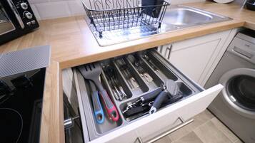 Een koelkast, een magnetron, een oven, een kookplaat