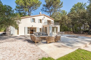 Outdoor dining - Aix-en-Provence villa in the hills (Aix-en-Provence)