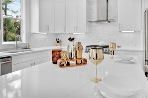 Kühlschrank, Mikrowelle, Ofen, Geschirrspüler