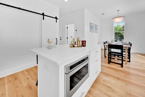 Kühlschrank, Mikrowelle, Ofen, Geschirrspüler